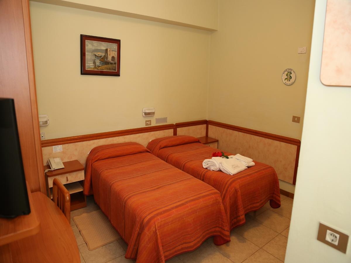 קאטוליקה Hotel Al Dollaro מראה חיצוני תמונה